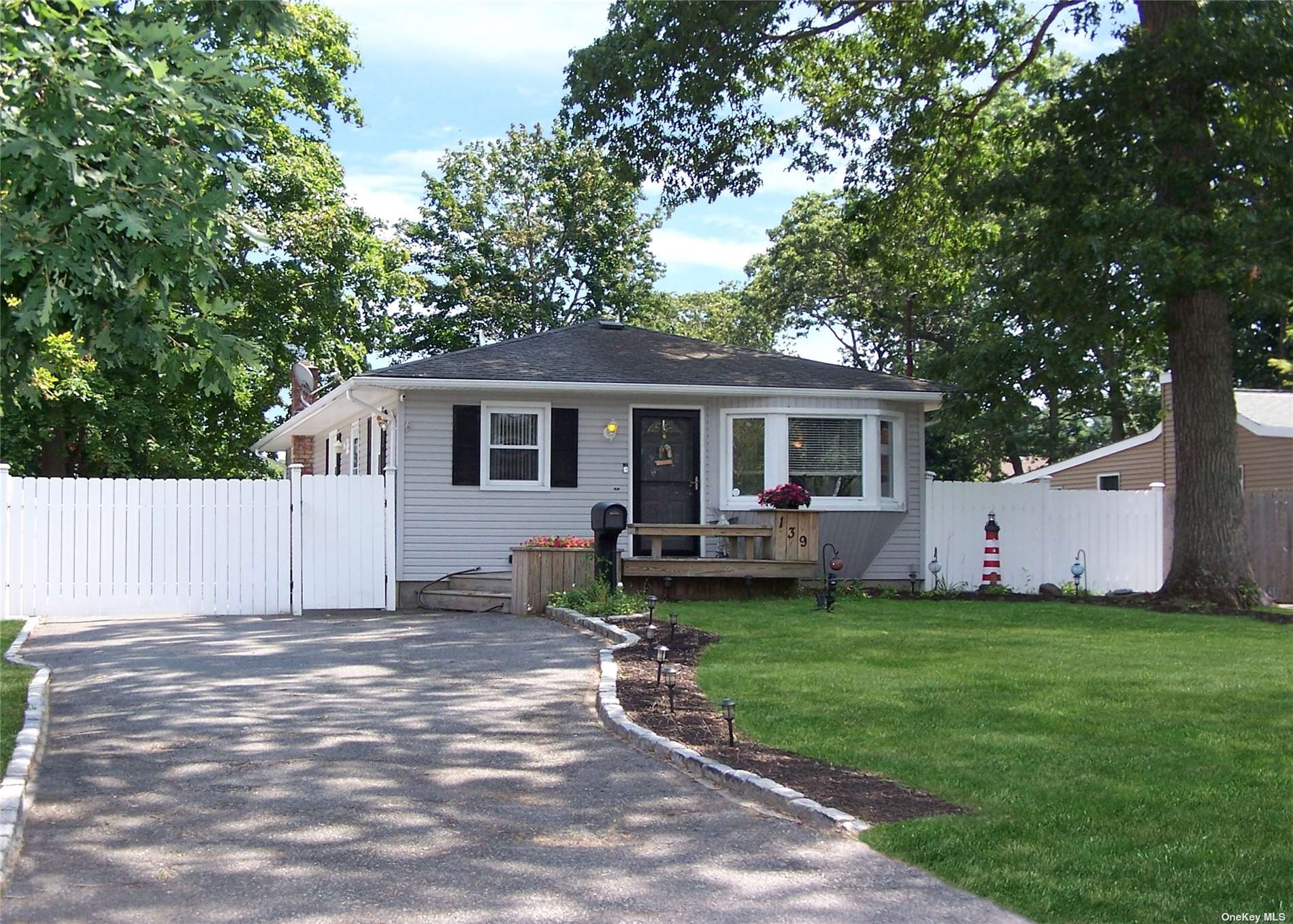 #1 photo, 139 Pine Neck Avenue, サフォーク郡 East Patchogue , NY 11772