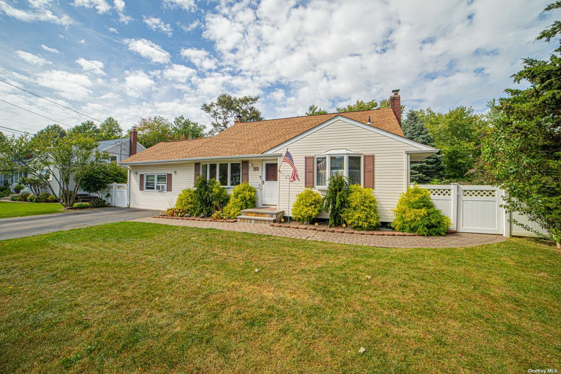 #1 photo, 32 Durhamoc Lane, サフォーク郡 North Babylon , NY 11703