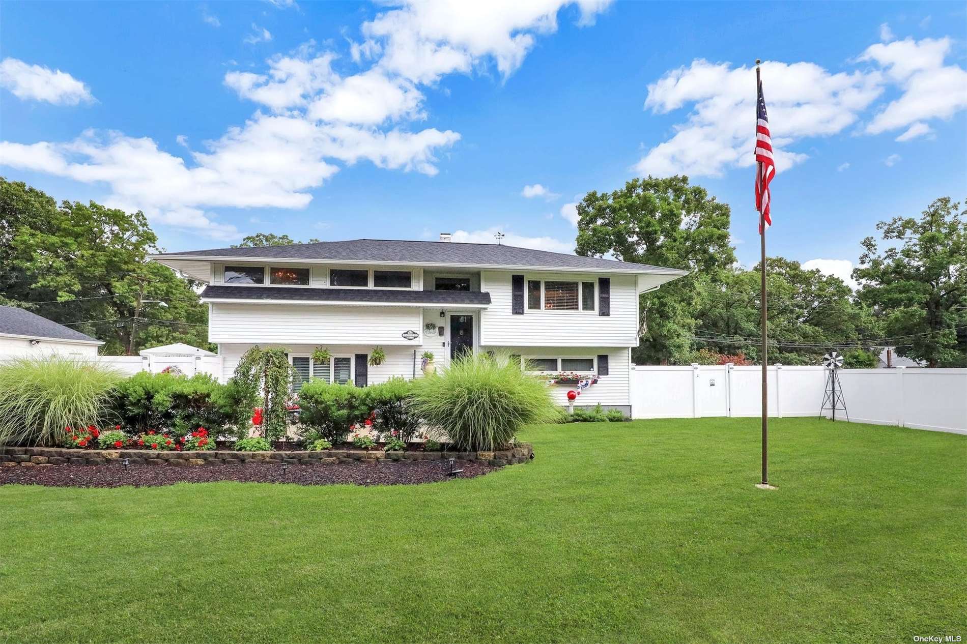 #1 photo, 63 Ridgewood Avenue, 东长岛 Central Islip , NY 11722