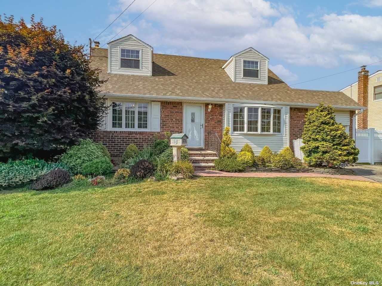 #1 photo, 275 N Kings Avenue, North Massapequa , NY 11758