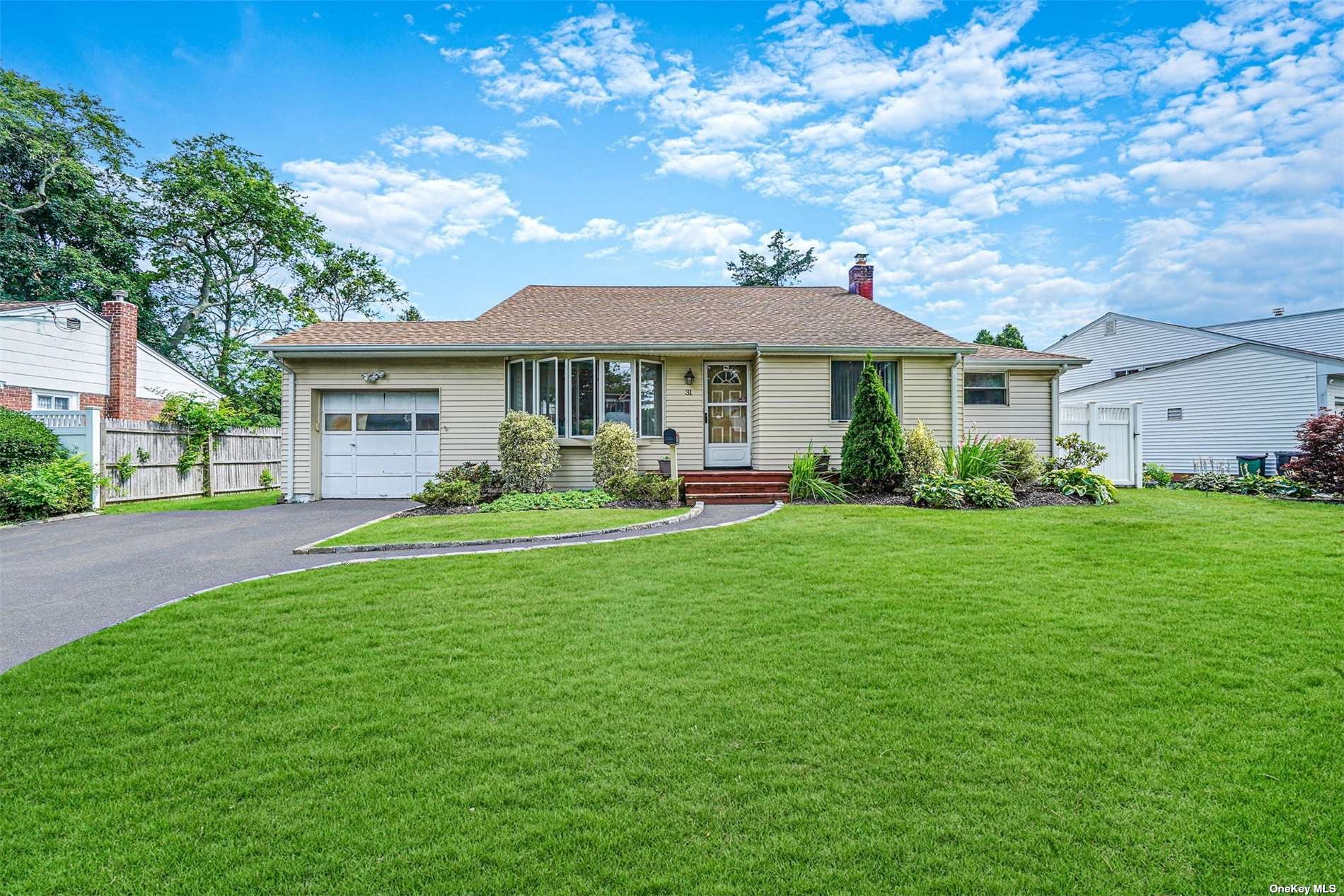 #1 photo, 31 Oakley Drive, 롱 아일랜드 Huntington Station , NY 11746