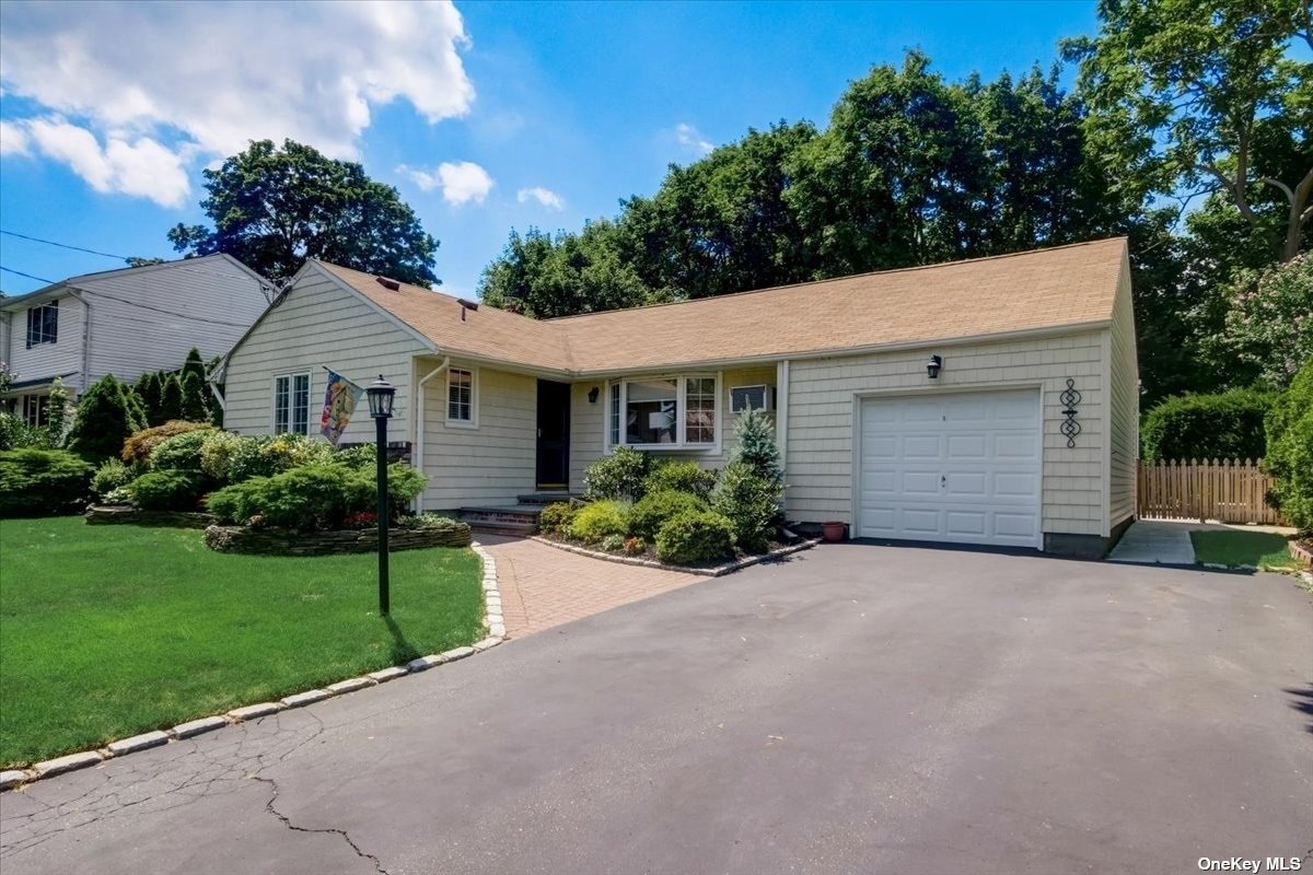 #1 photo, 8 Meath Avenue, サフォーク郡 Huntington , NY 11743