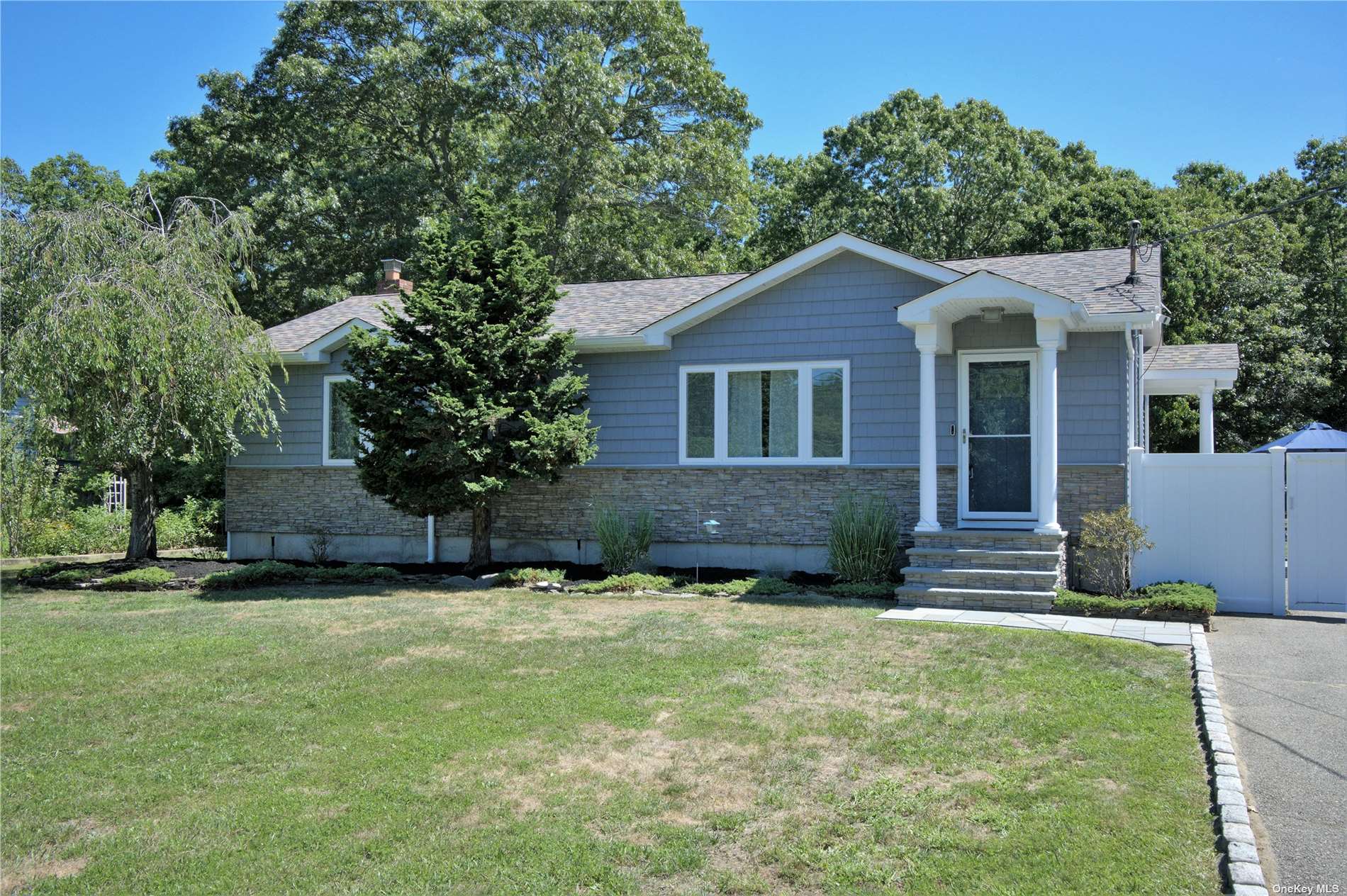 #1 photo, 685 Waverly Avenue, サフォーク郡 Holtsville , NY 11742