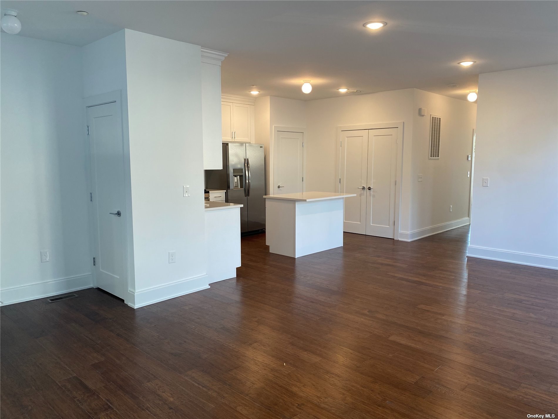 #1 photo, 117 White Rose Lane, ナッソー郡 East Meadow , NY 11554