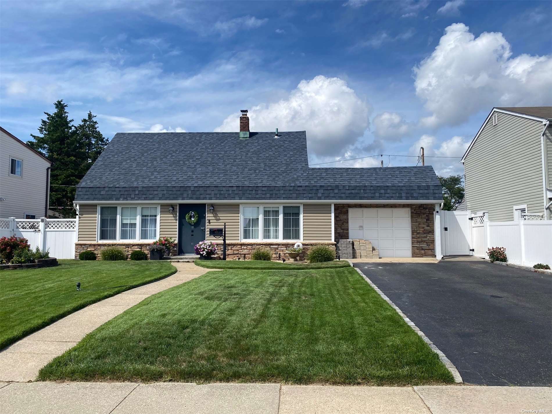 #1 photo, 43 Needle Lane, ナッソー郡 Levittown , NY 11756