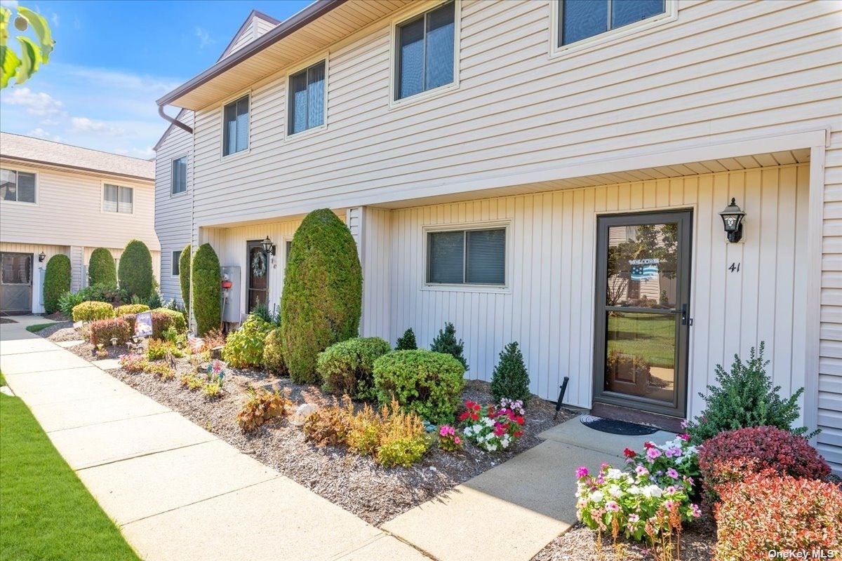 #1 photo, 650 Newbridge Road, ナッソー郡 East Meadow , NY 11554