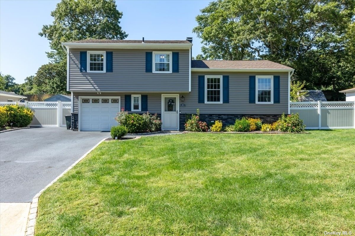 #1 photo, 52 Mount Rainier Avenue, サフォーク郡 Farmingville , NY 11738