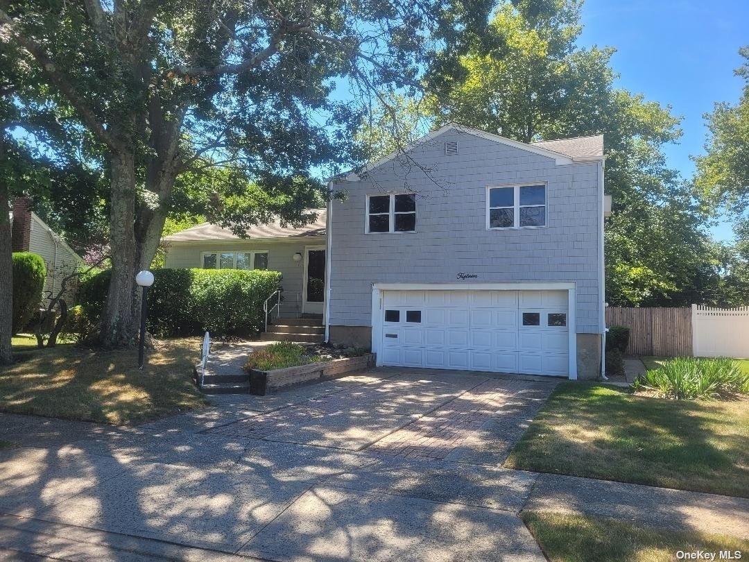 #1 photo, 15 Audley Circle, Plainview , NY 11803