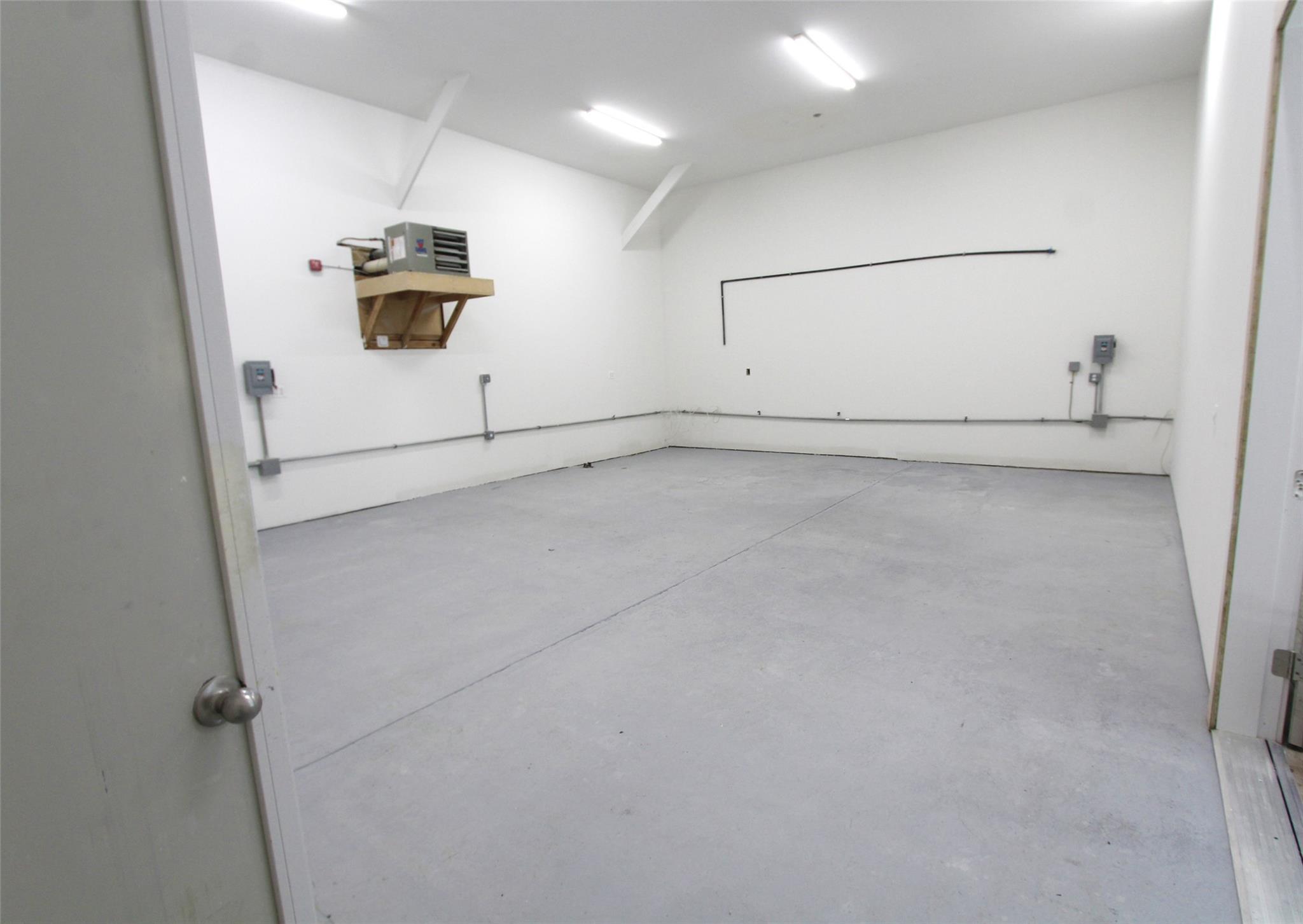 #11 photo, 137 Montauk Highway, سوفولك Westhampton , NY 11977