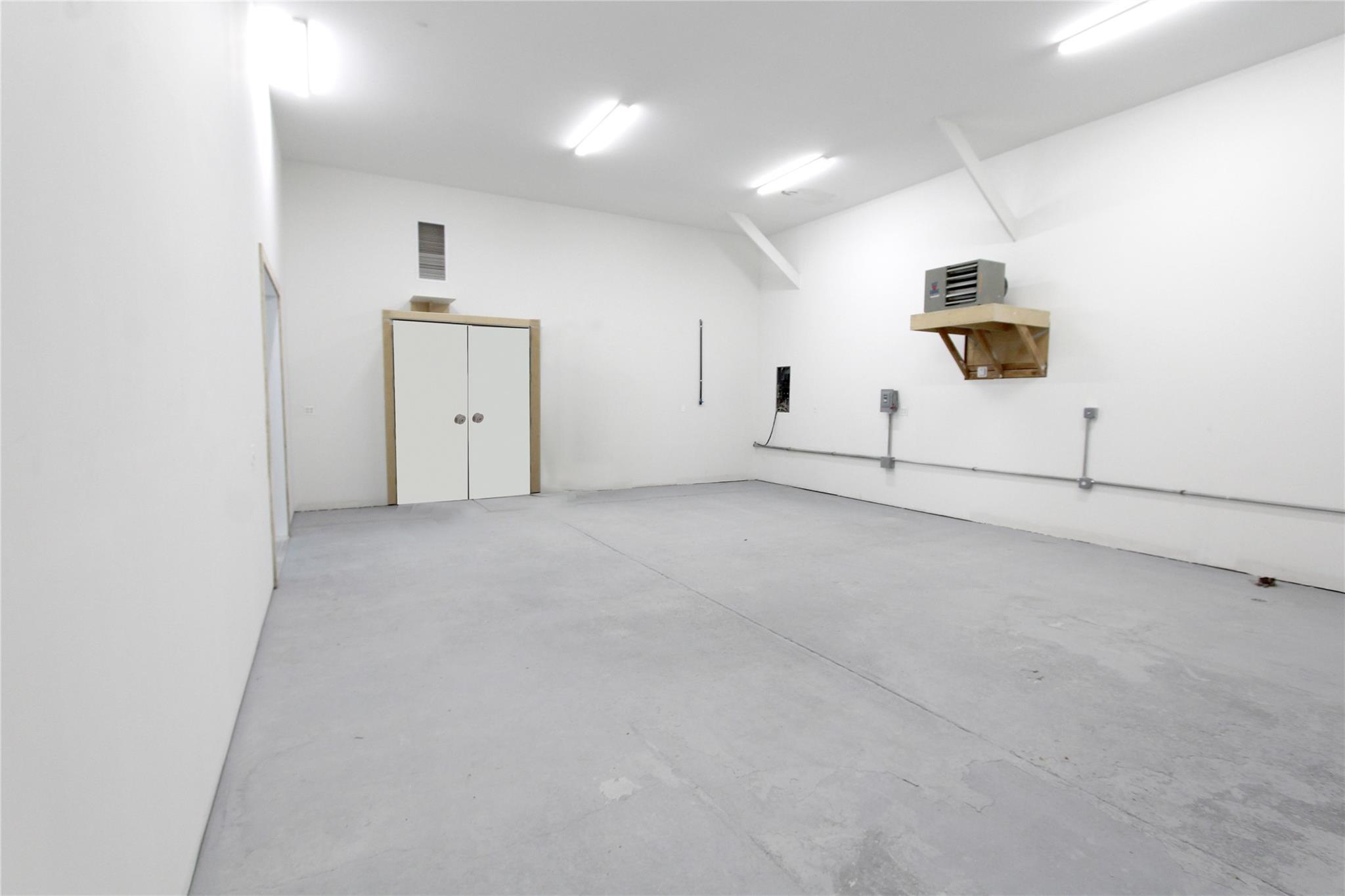 #12 photo, 137 Montauk Highway, سوفولك Westhampton , NY 11977