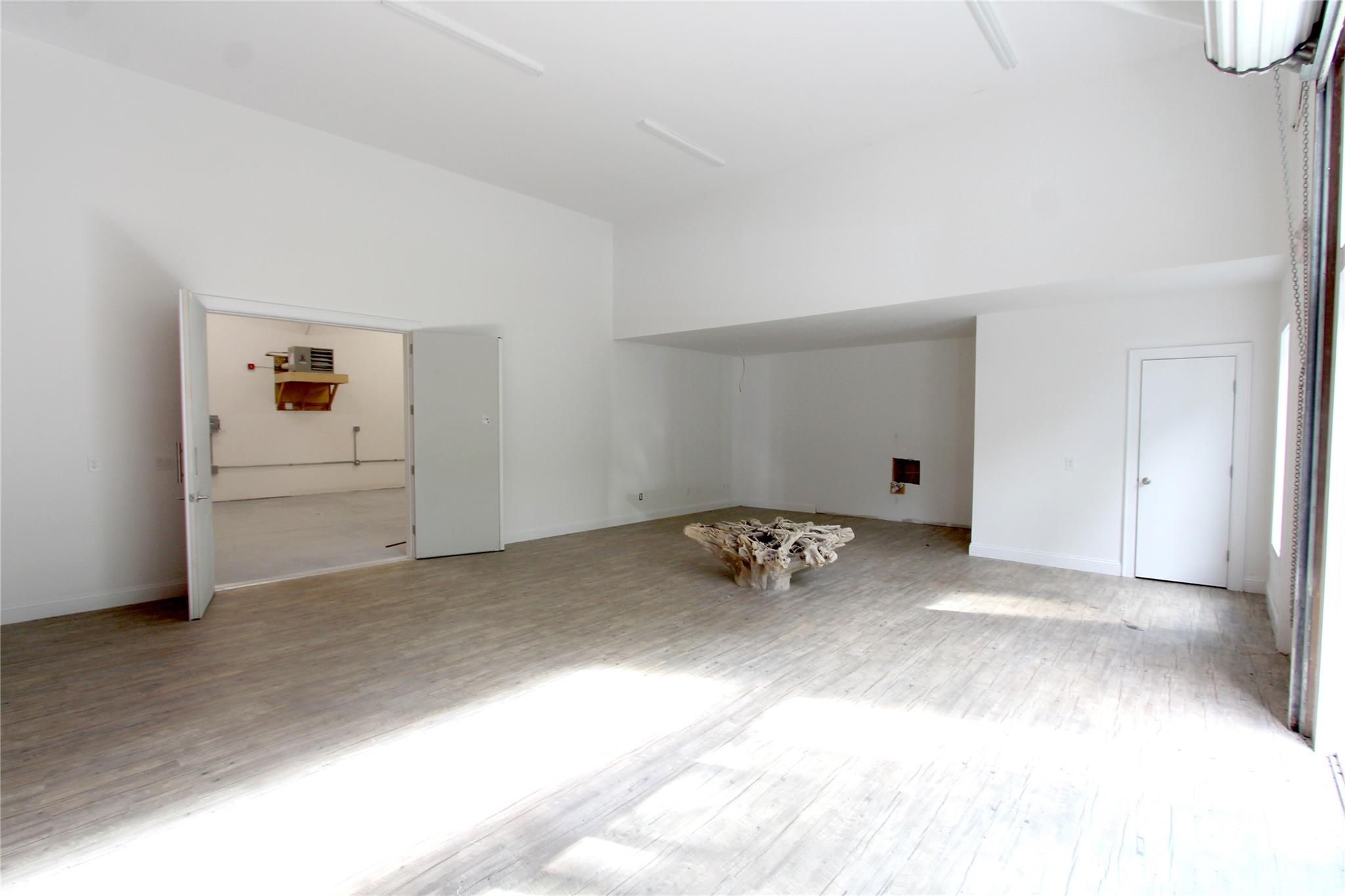 #13 photo, 137 Montauk Highway, سوفولك Westhampton , NY 11977