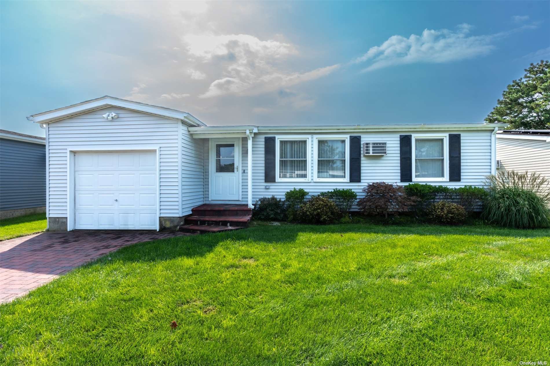 #1 photo, 37 Village Circle, 東長島 Manorville , NY 11949