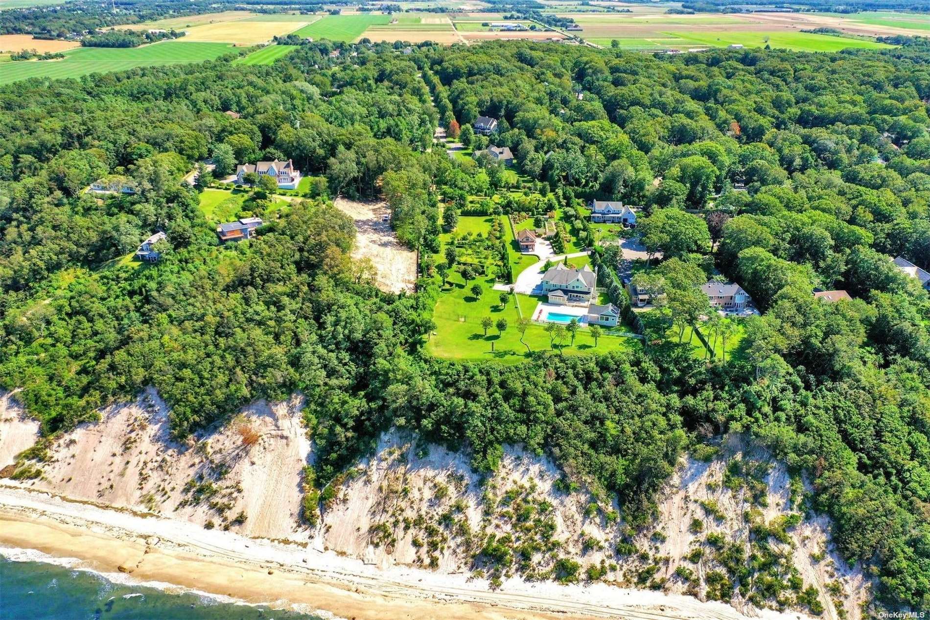 #1 photo, 34 Waterview Court, 東長島 Riverhead , NY 11901