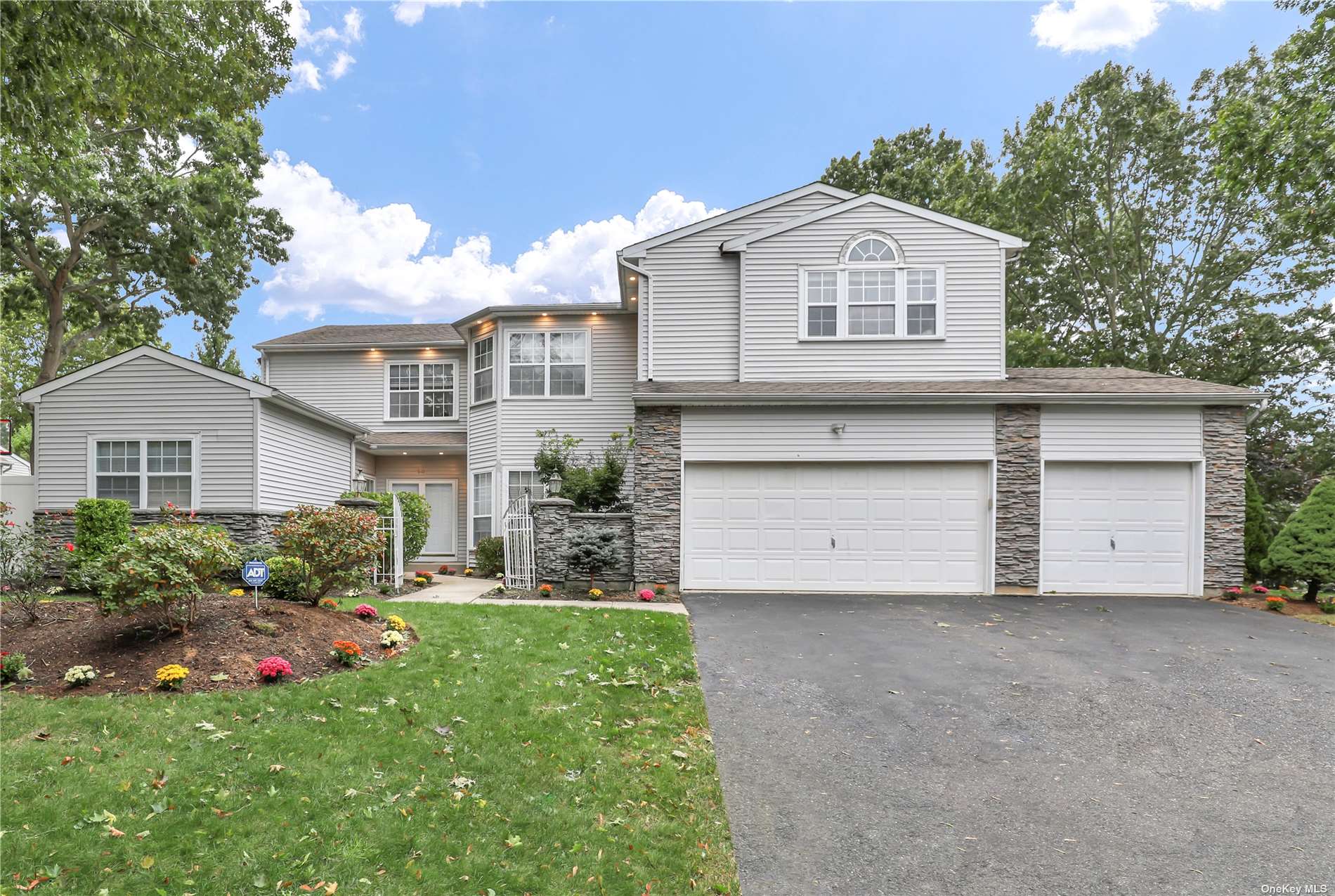 #1 photo, 14 Sweet Briar Path, Lake Grove , NY 11755