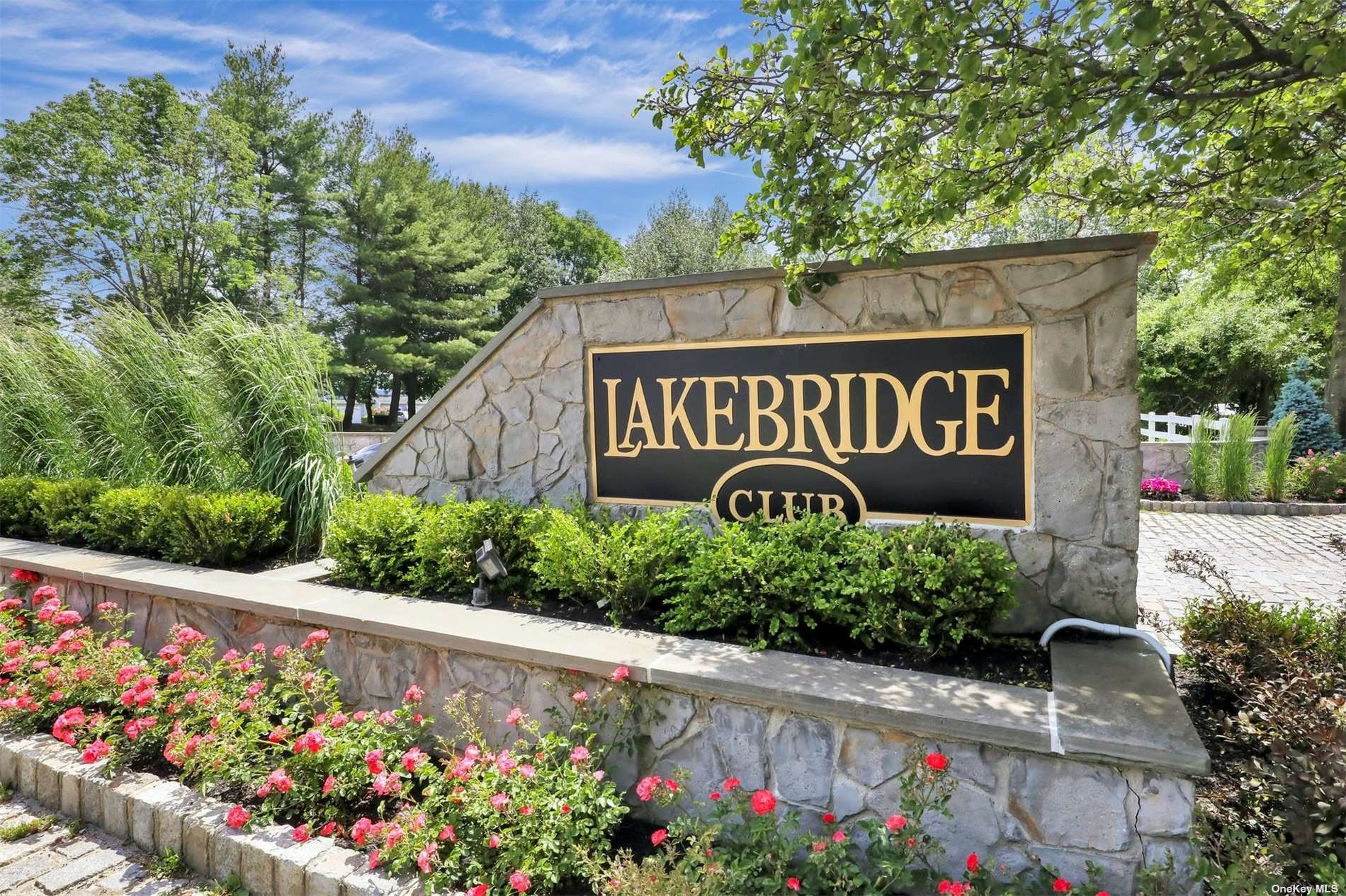 #1 photo, 19 Lakebridge Drive, サフォーク郡 Kings Park , NY 11754