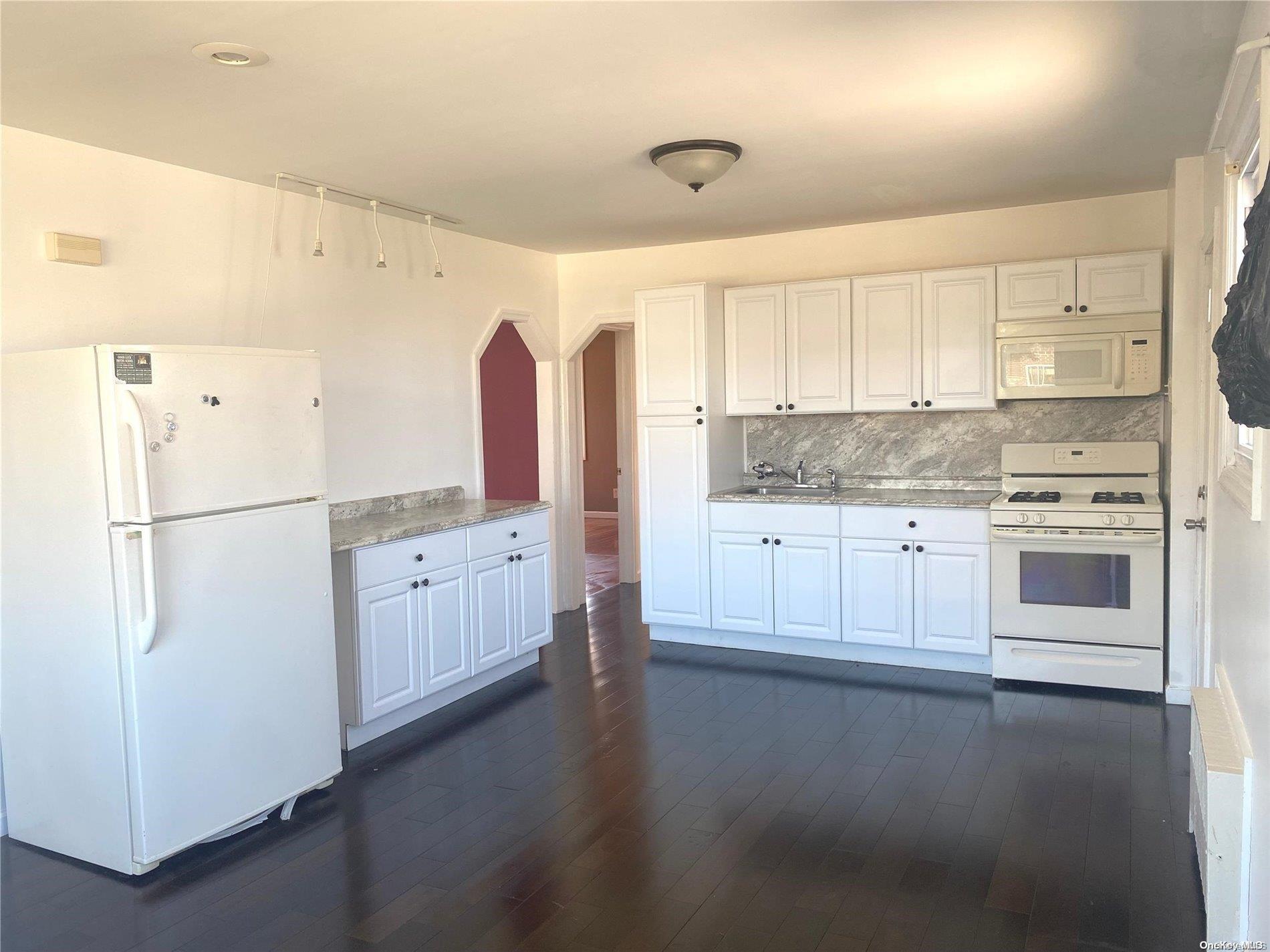 #1 photo, 16 E Pine Street, 長島 長灘 Long Beach , NY 11561