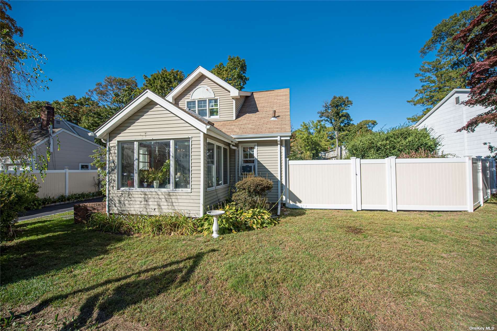 #1 photo, 63 22nd Street, सफ़ोक काउंटी Huntington Station , NY 11746