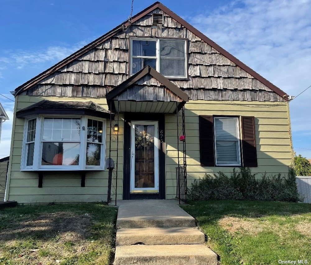 #1 photo, 675 5th Street, Lindenhurst , NY 11757