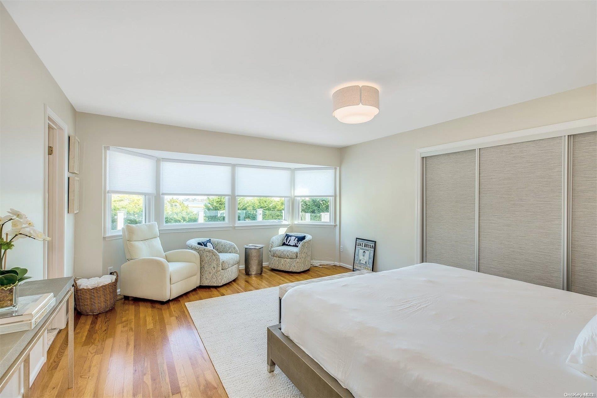 #20 photo, 25 Exchange, サフォーク郡 Westhampton Beach , NY 11978