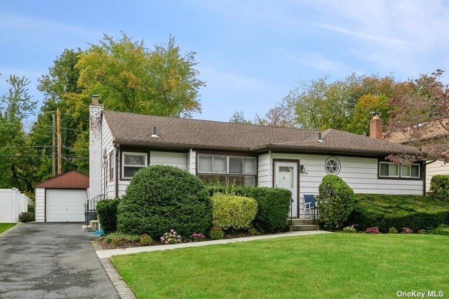 #1 photo, 556 Richmond Road, Нассау ‖ East Meadow , NY 11554