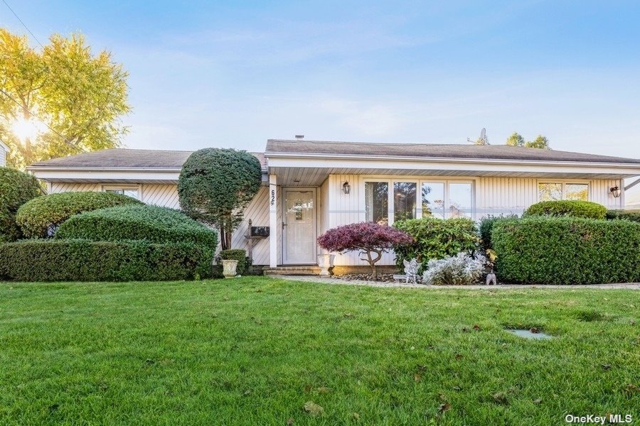 #1 photo, 62 End Avenue, ناسو Hicksville , NY 11801