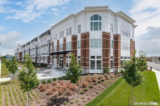 #1 photo, 75 E Hoffman Avenue, 东长岛 Lindenhurst , NY 11757