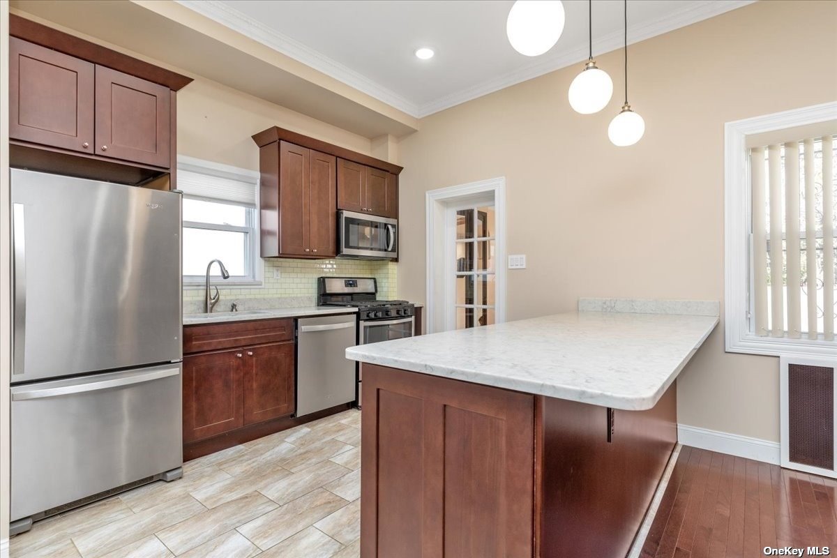 #1 photo, 71-30 72 Place, 皇后区 Glendale , NY 11385