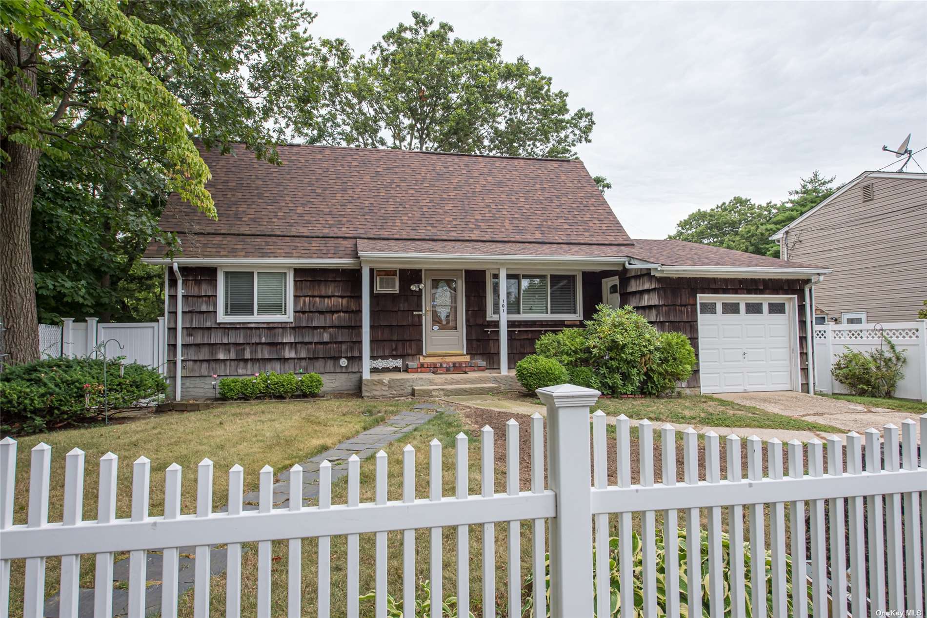 #1 photo, 101 Brooklyn Avenue, Huntington , NY 11743