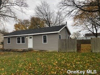 #1 photo, 52 Ash Street, 東長島 Central Islip , NY 11722