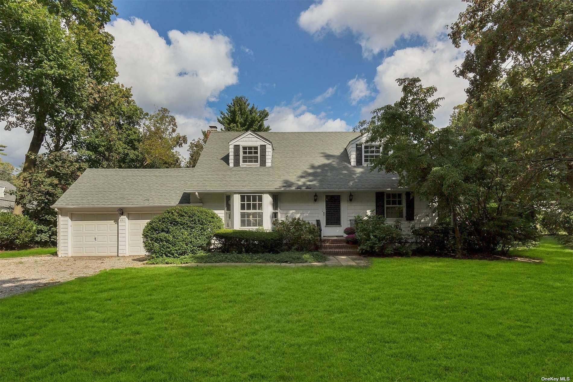 #1 photo, 251 Locust Lane, 長島 East Hills , NY 11577