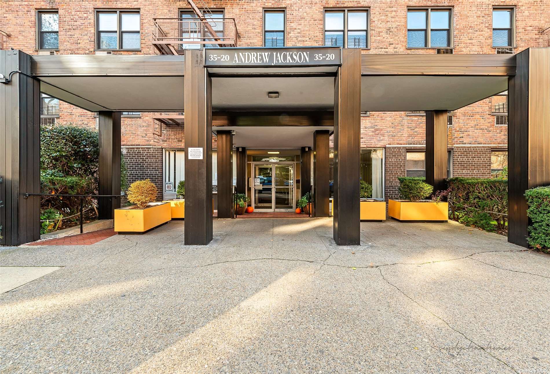 #1 photo, 3520 Leverich St, クイーンズ区 Jackson Heights , NY 11372