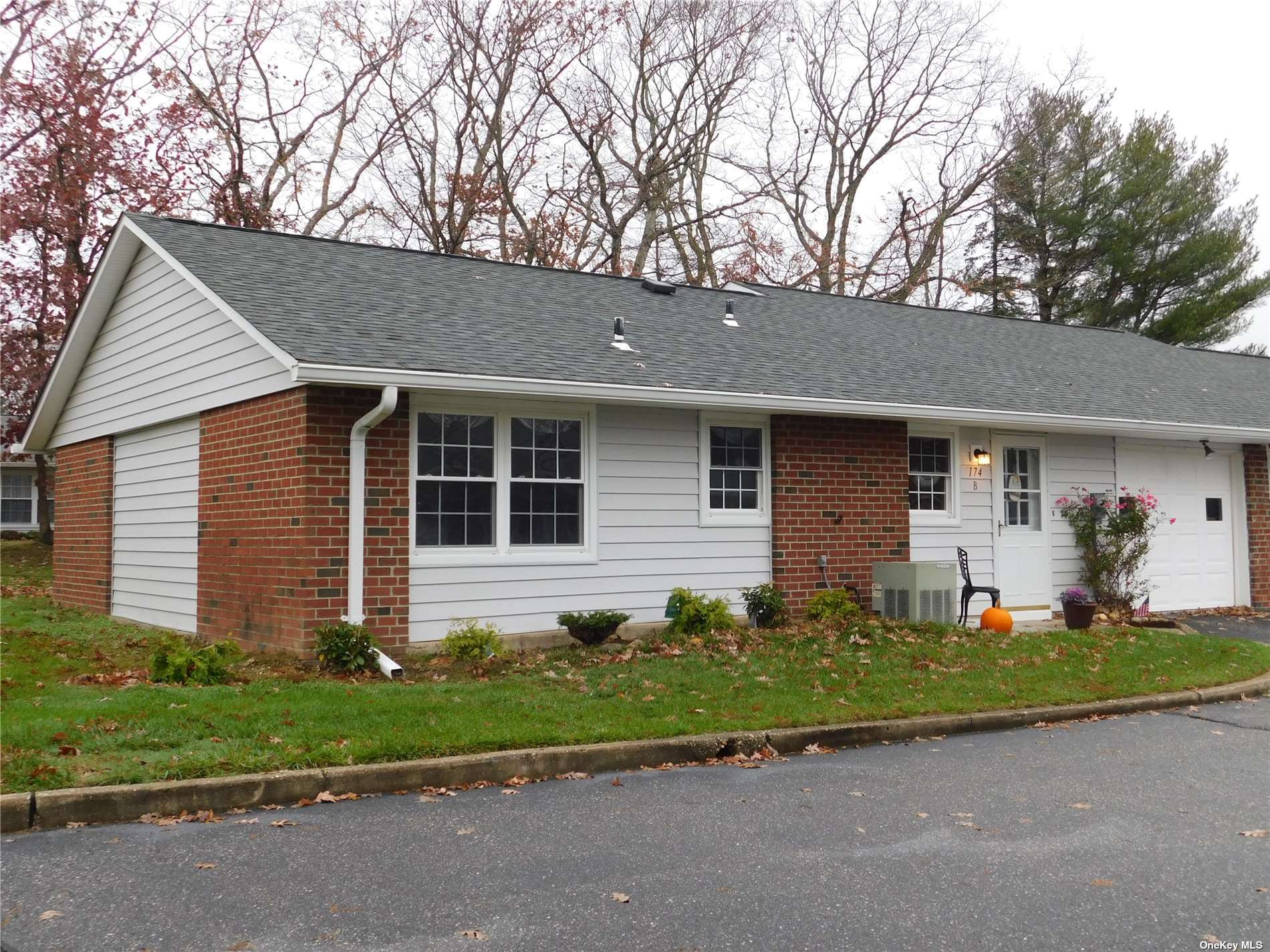 #1 photo, 174 Ventry Court, 東長島 Ridge , NY 11961