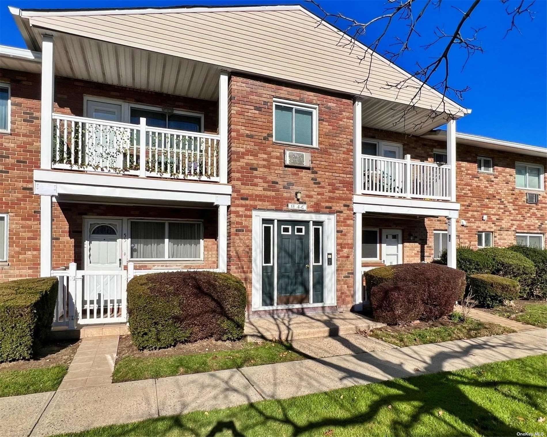 #1 photo, 55 Adams Road, 東長島 Central Islip , NY 11722