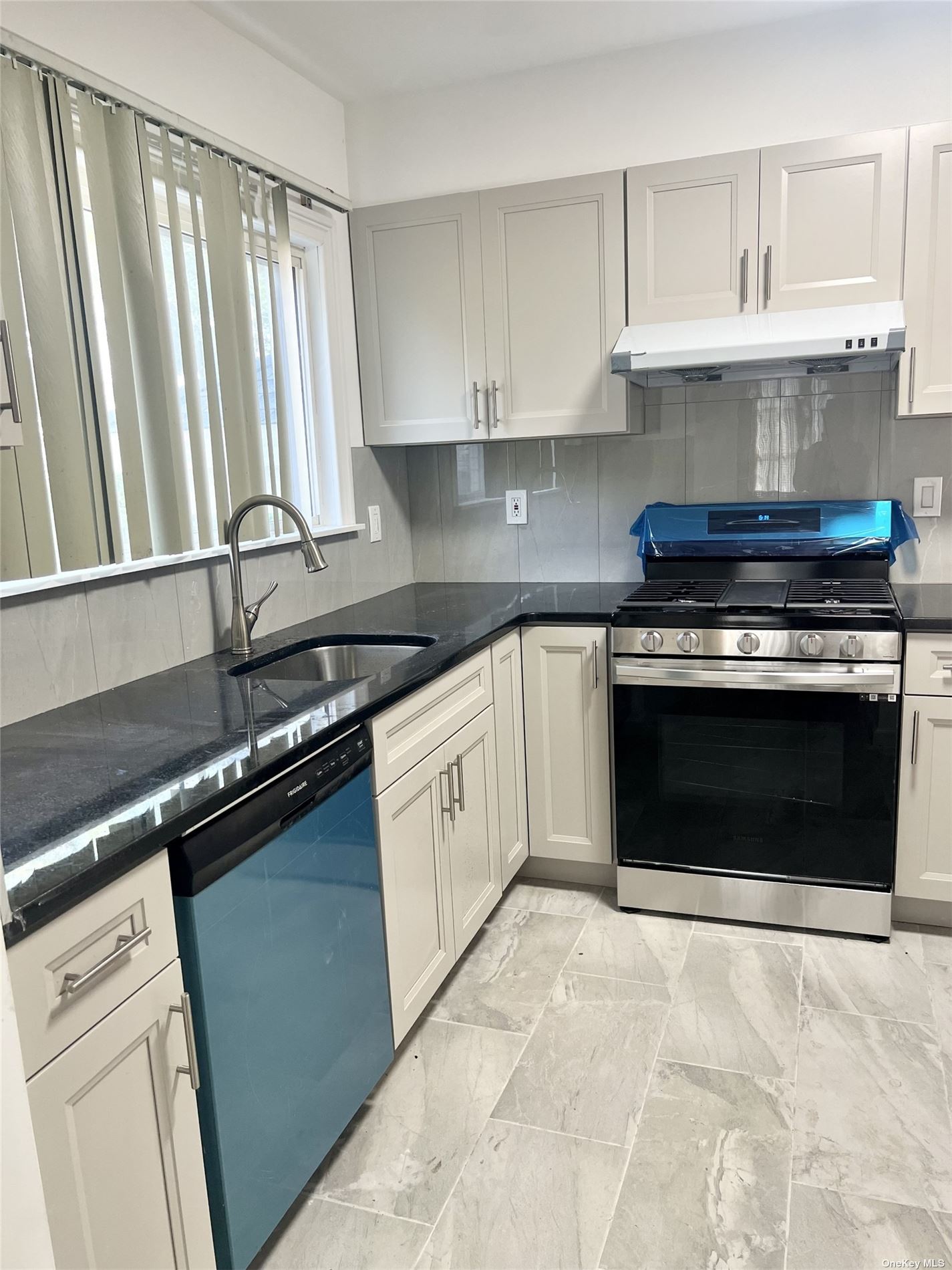 #1 photo, 50 James, 长岛 Hicksville , NY 11801