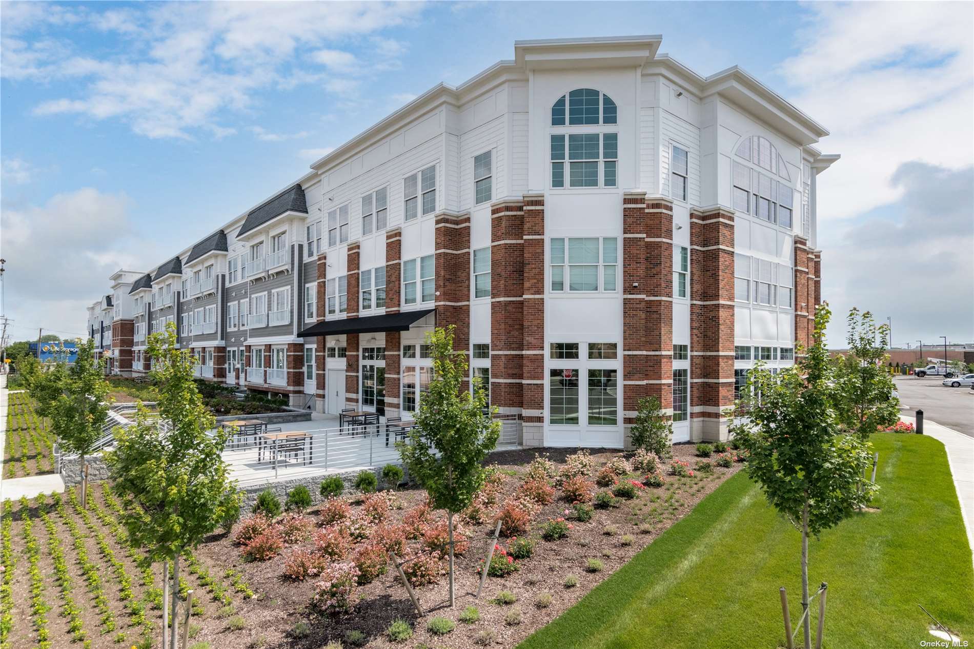 #1 photo, 75 E Hoffman Avenue, 东长岛 Lindenhurst , NY 11757