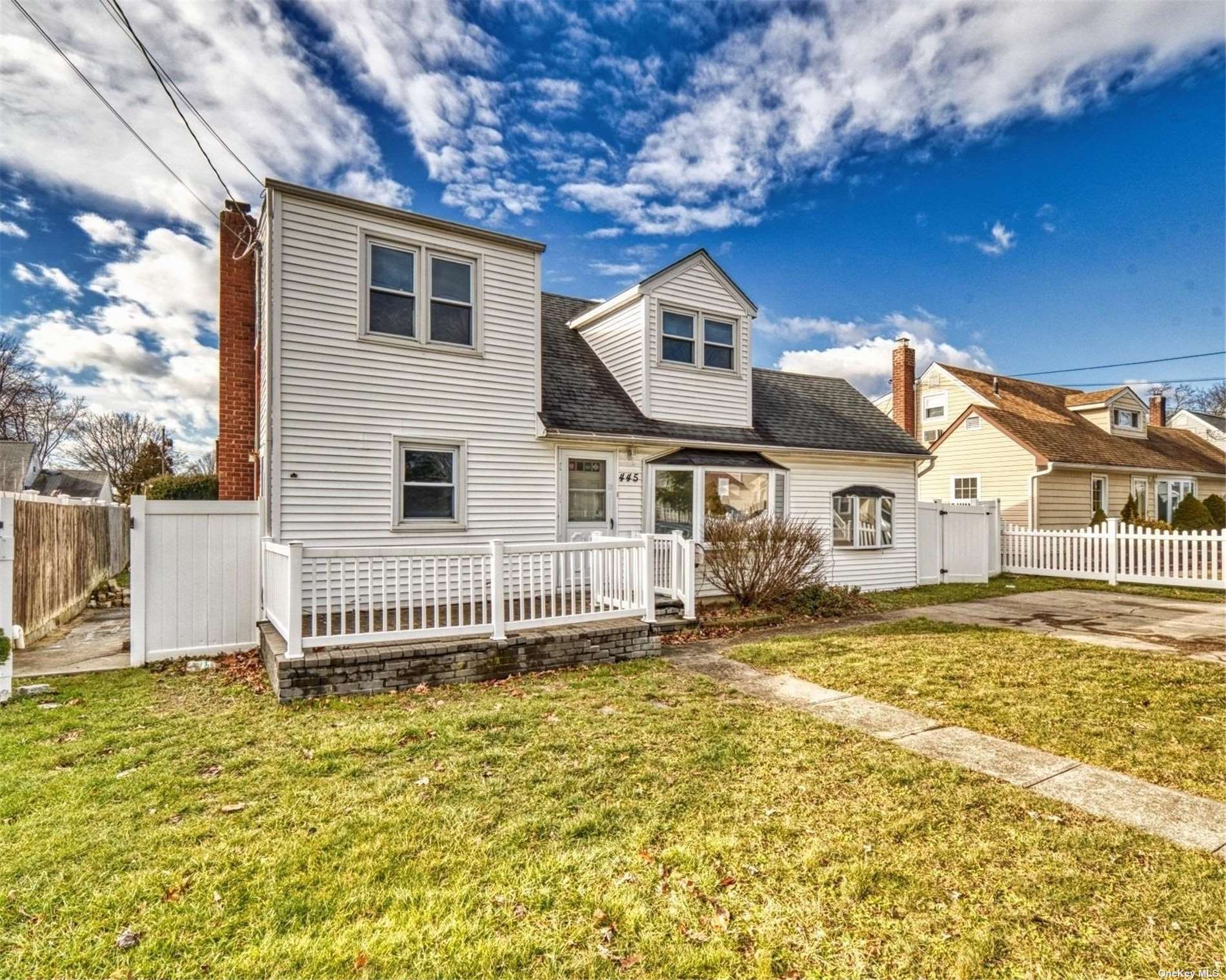 #1 photo, 445 N Putnam Avenue, 東長島 Lindenhurst , NY 11757