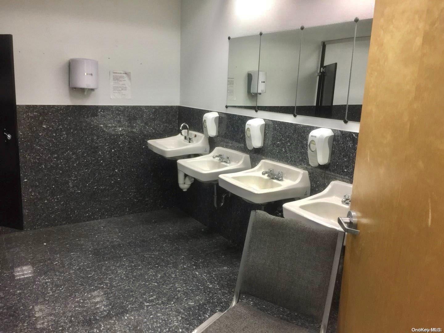 #7 photo, 247 Fulton Ave, ナッソー郡 Hempstead , NY 11550