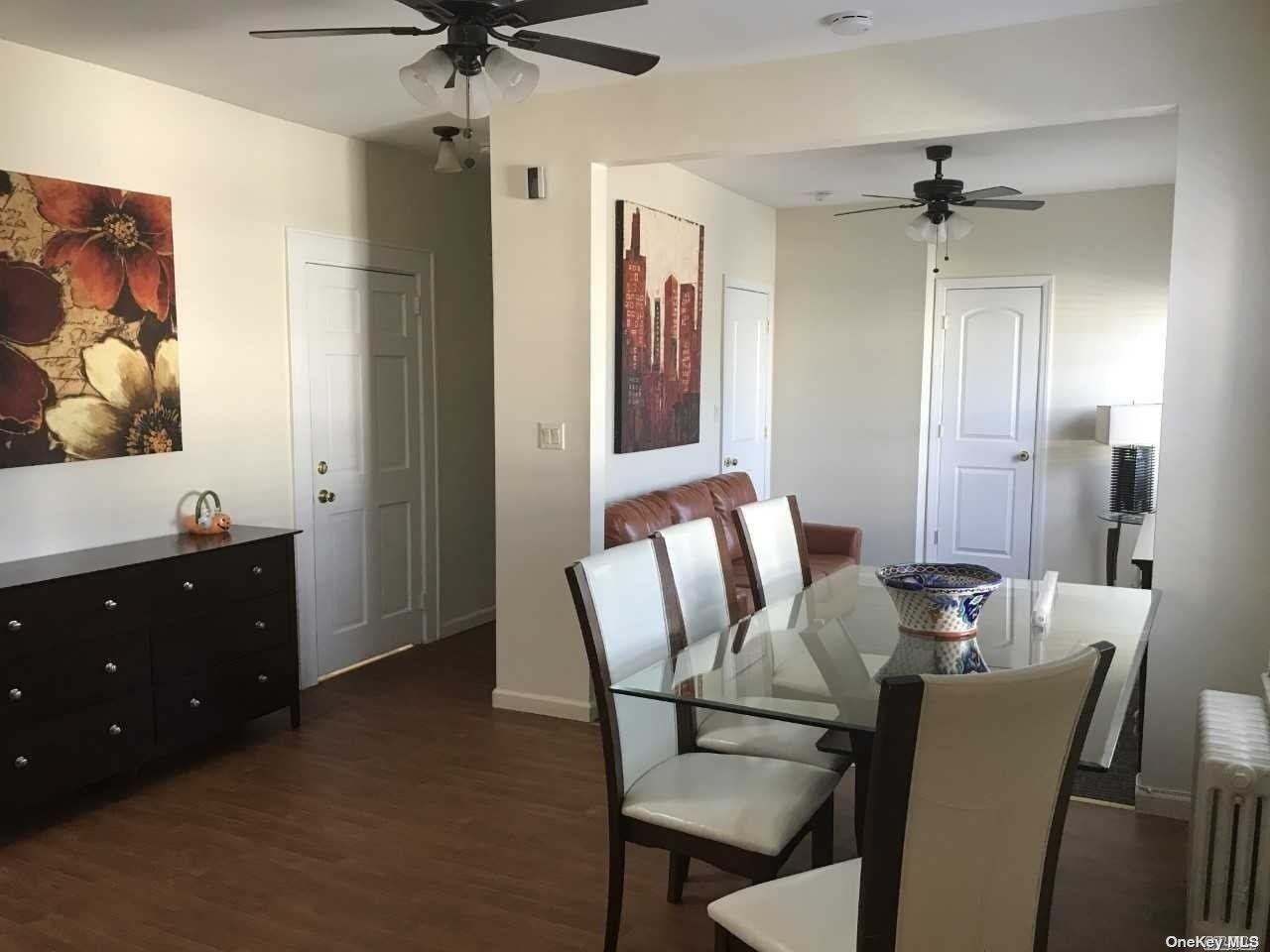 #1 photo, 1012 Oakwood Avenue, ナッソー郡 Merrick , NY 11566