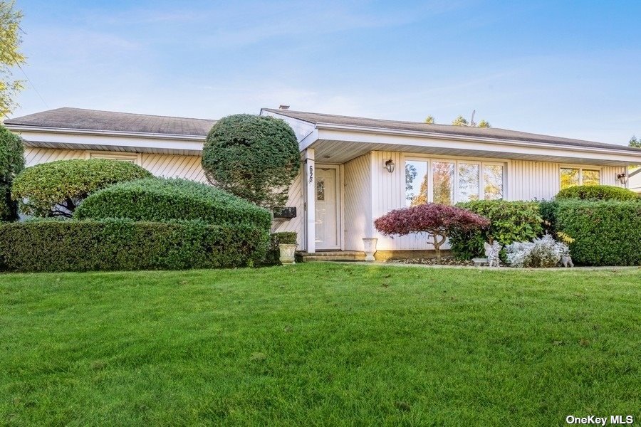 #1 photo, 62 E End Avenue, ناسو Hicksville , NY 11801