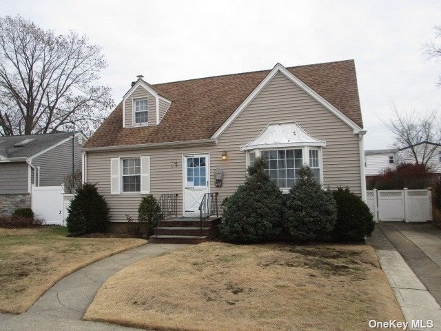 #1 photo, 74 Carl Street, 長島 Valley Stream , NY 11580