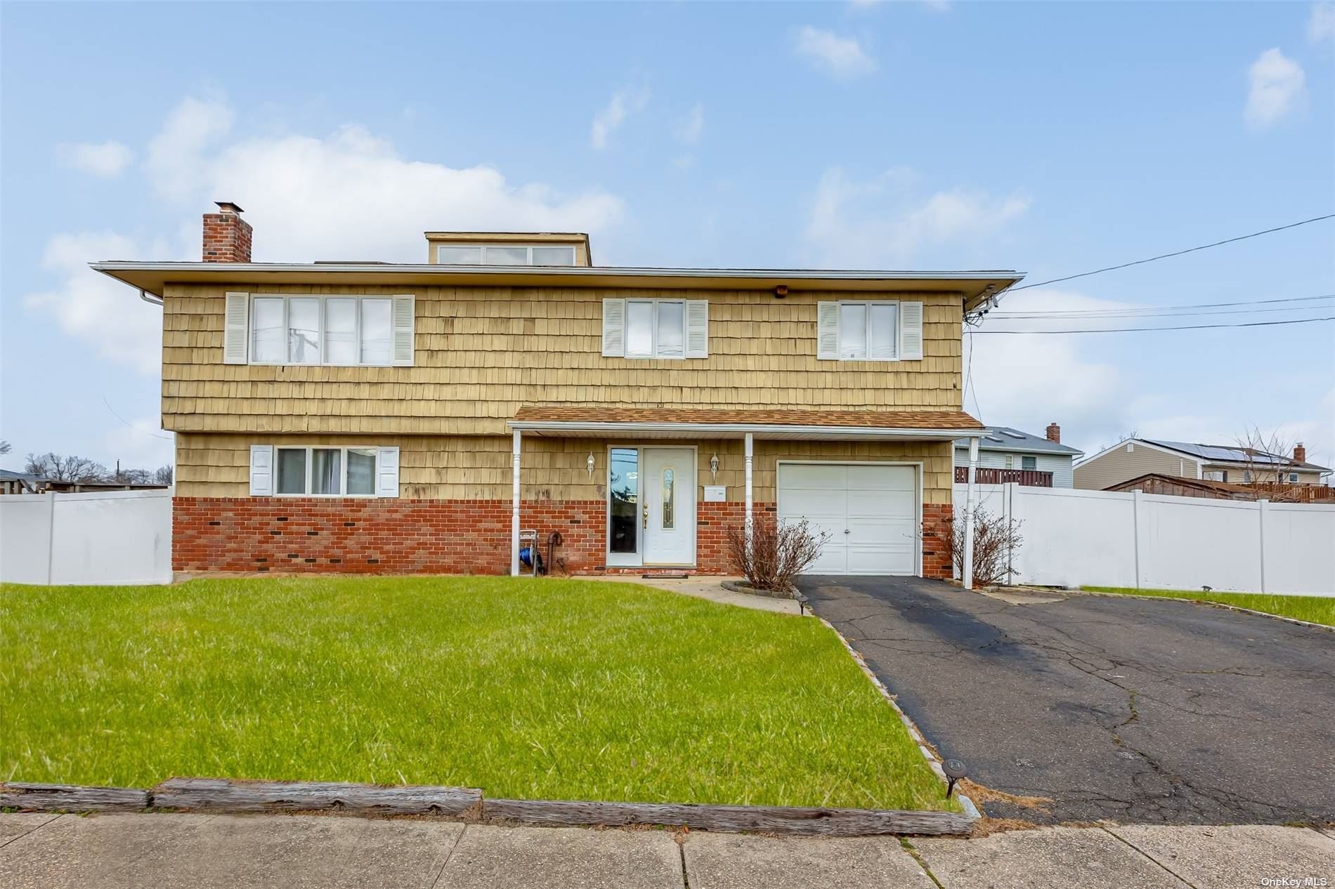 #1 photo, 84 Shore Road, 東長島 Lindenhurst , NY 11757