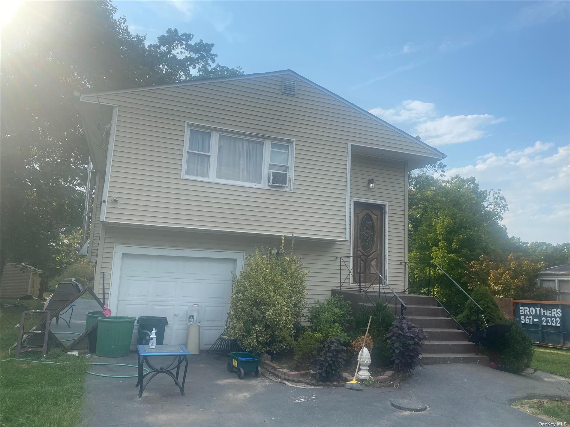#1 photo, 76 Pinewood Avenue, 東長島 Central Islip , NY 11722