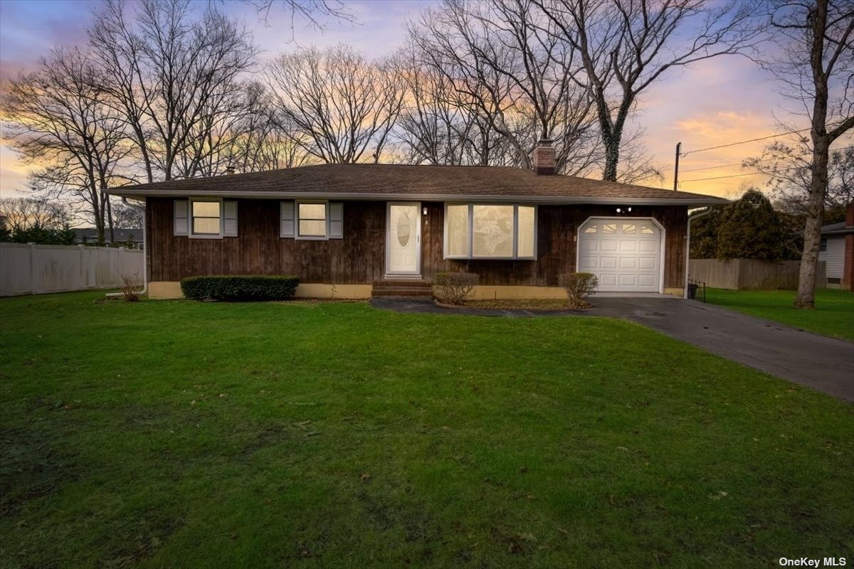 #1 photo, 8 Peekskill Avenue, サフォーク郡 Patchogue , NY 11772