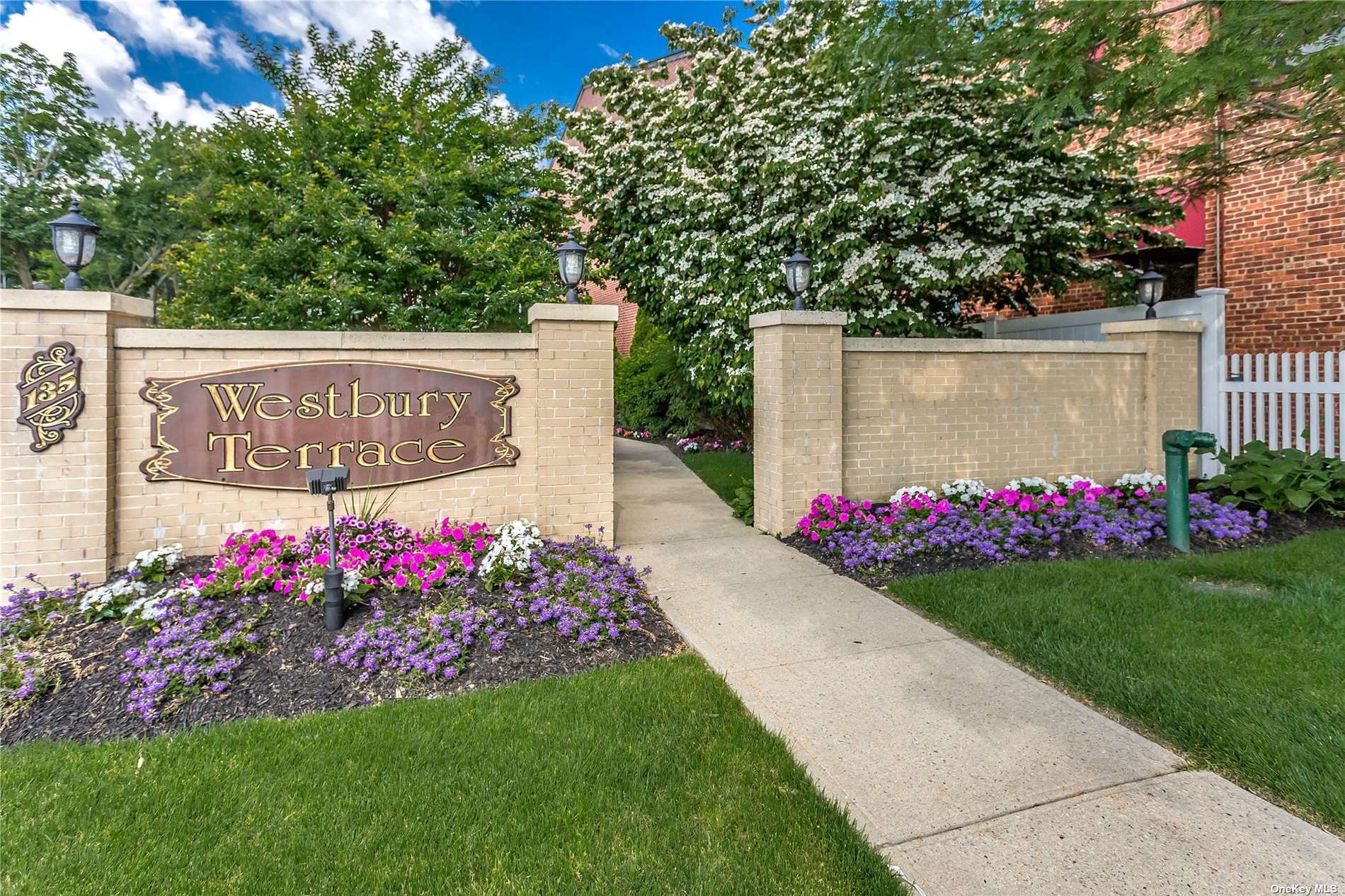 #1 photo, 135 Post Avenue, 长岛 西布雷 Westbury , NY 11590