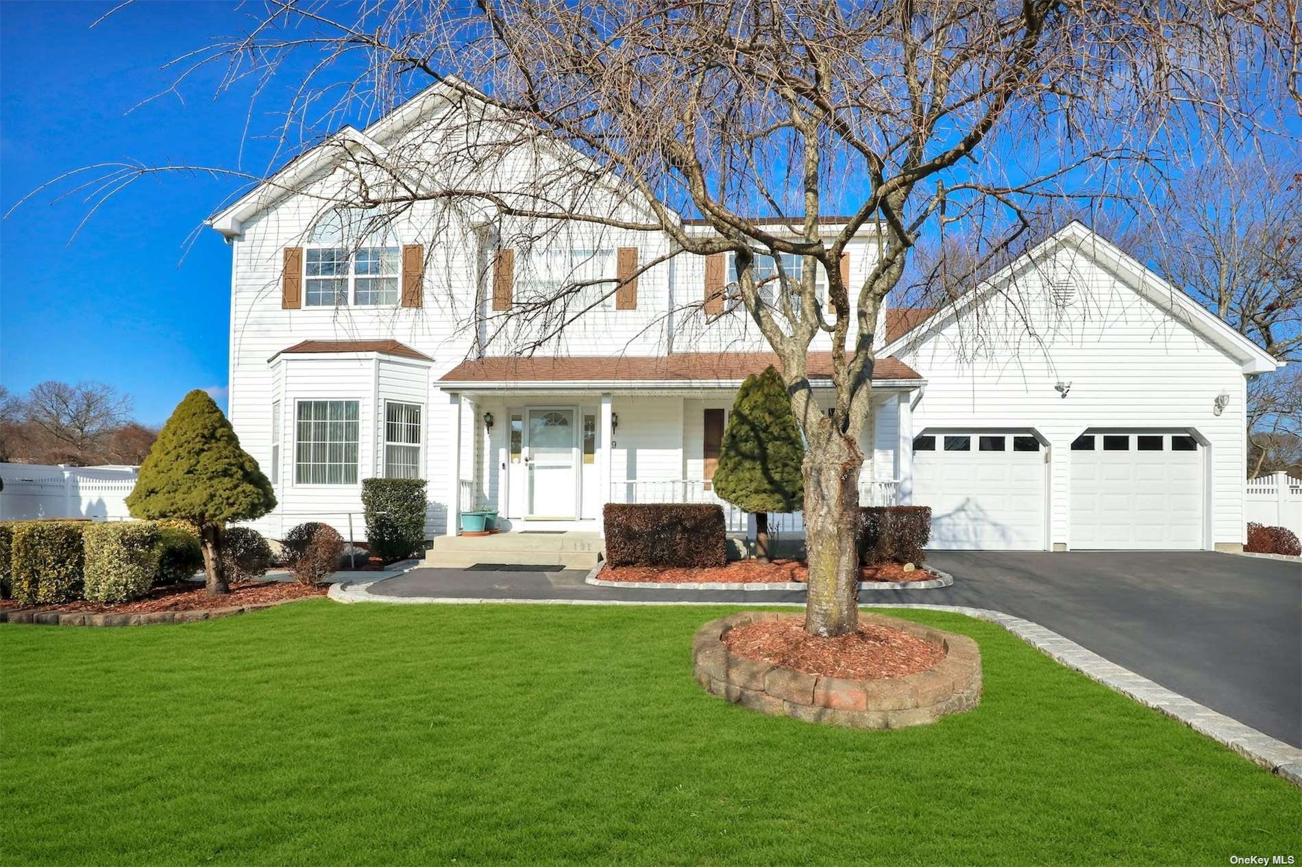 #1 photo, 19 Embassy Road, 東長島 Selden , NY 11784