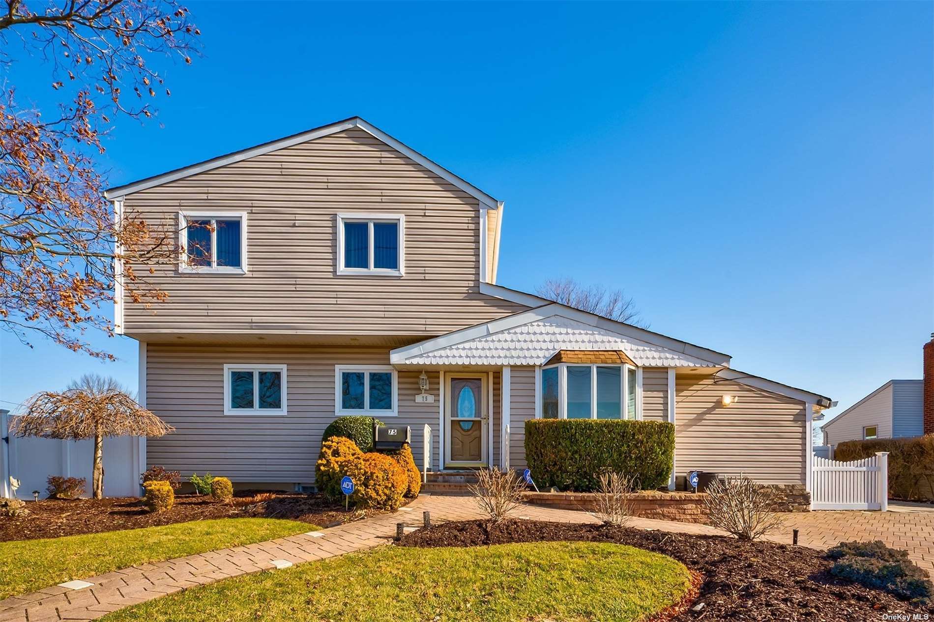 #1 photo, 75 10th Street, 東長島 鹿园 Deer Park , NY 11729