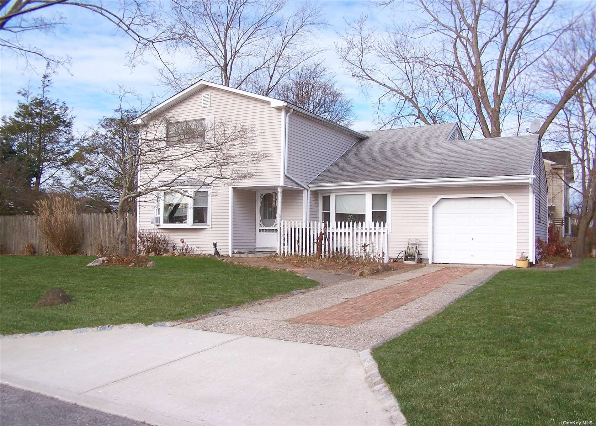 #1 photo, 39 Henry Avenue, Selden , NY 11784