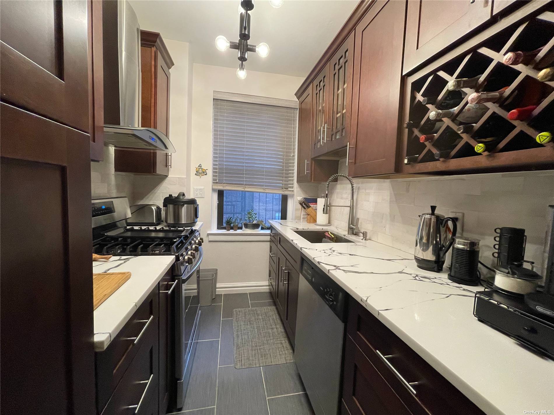 #1 photo, 77-16 Austin Street, Куинс ‖ Forest Hills , NY 11375