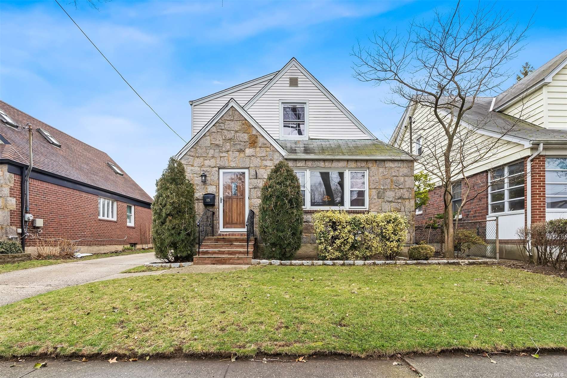 #1 photo, 125 Hawthorne Avenue, 長島 花卉園 Floral Park , NY 11001