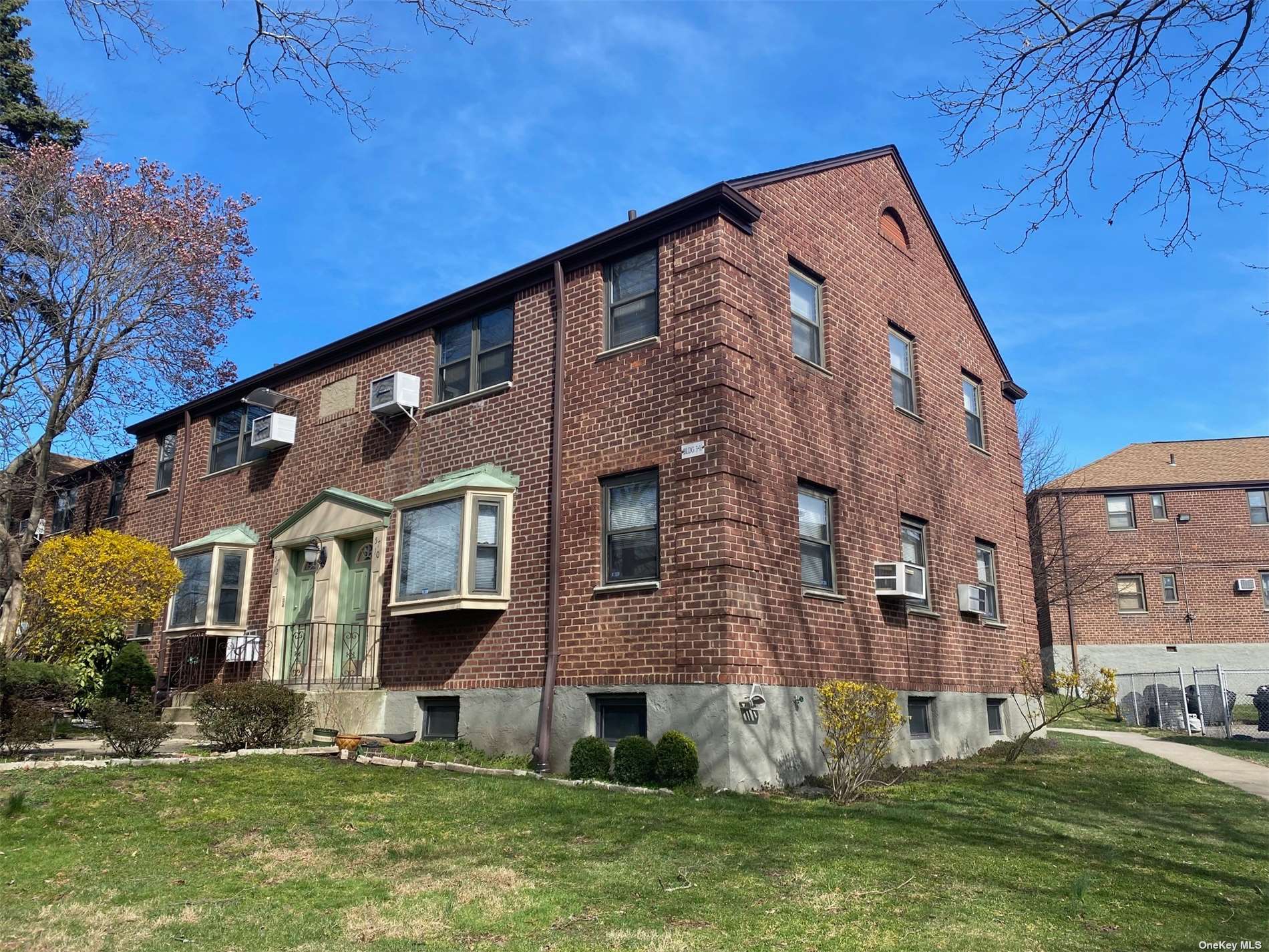 #1 photo, 57-10 246 Crescent, 皇后区 道格拉斯顿 Douglaston , NY 11362